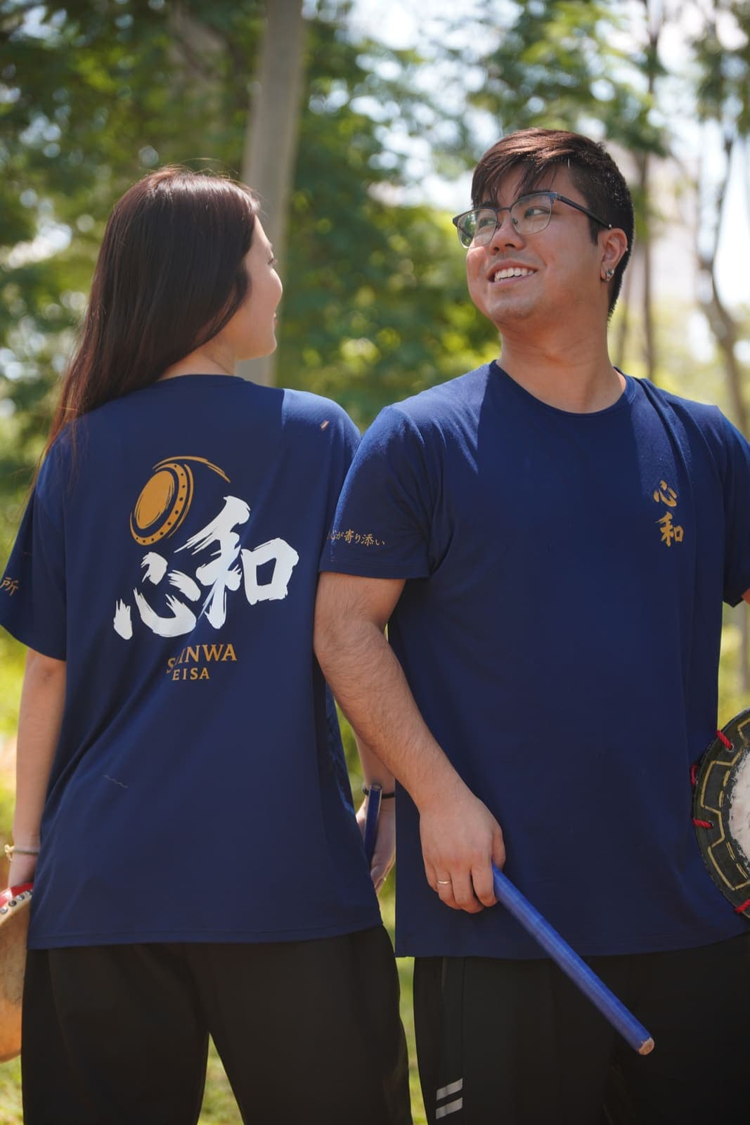 Casal vestindo a camiseta Shinwa Eisa