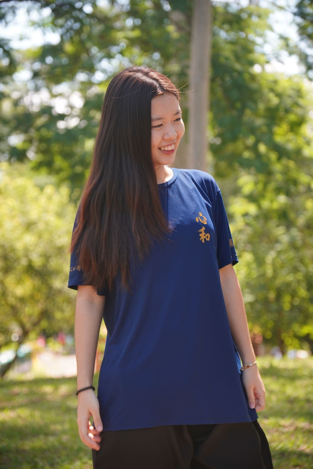 Integrante vestindo a camiseta