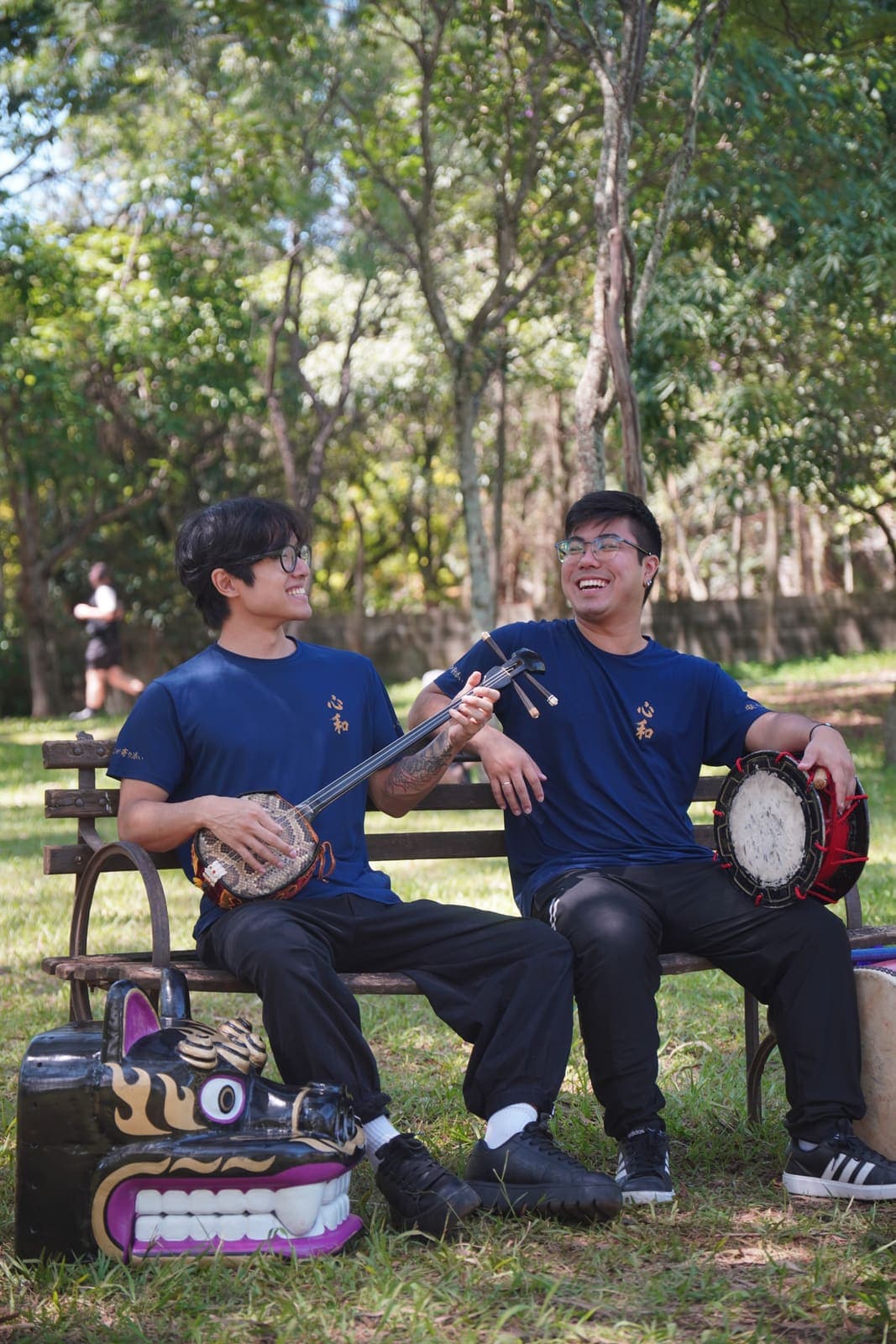Integrantes com tambores taiko