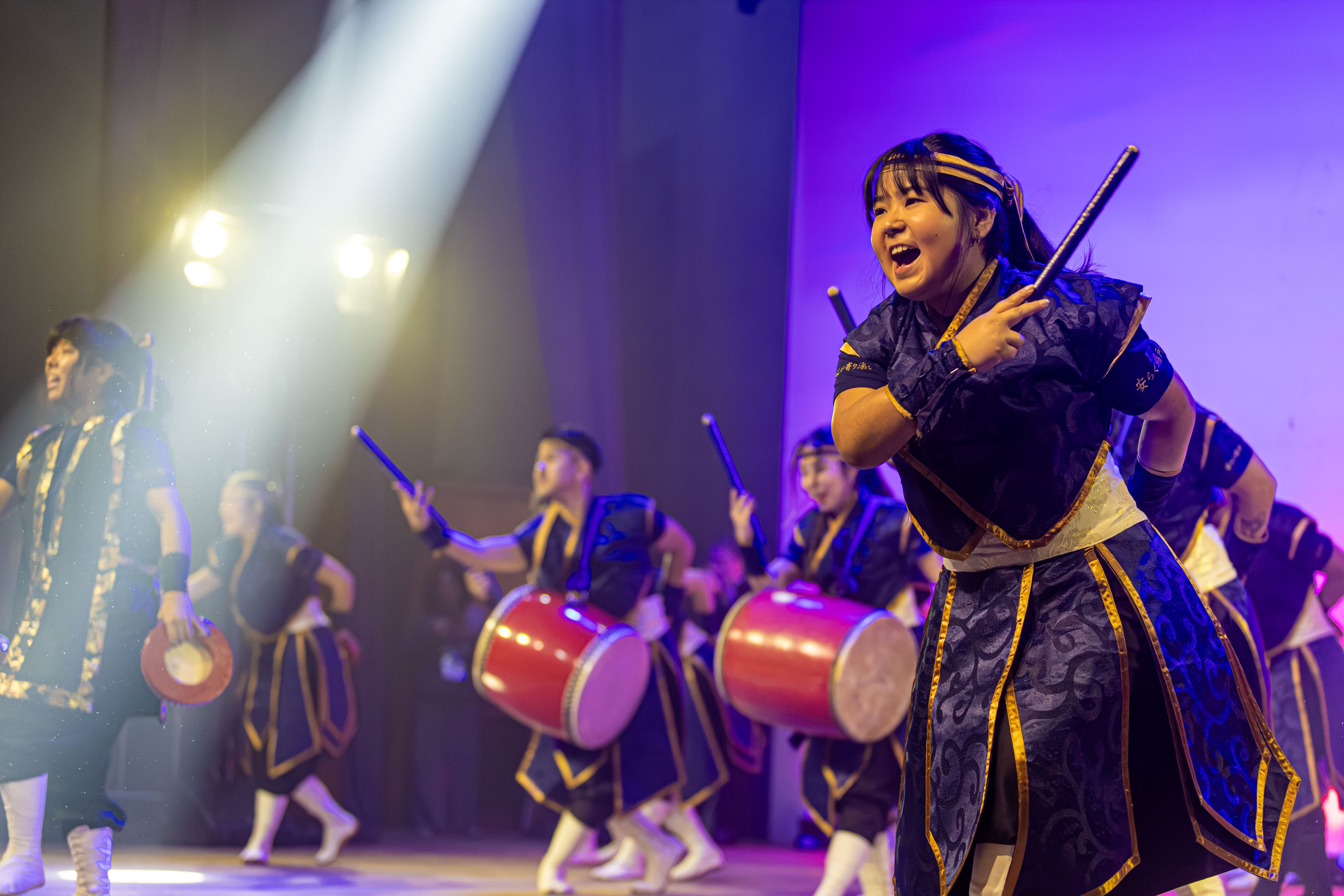 Integrante da Shinwa Eisa tocando em apresentação